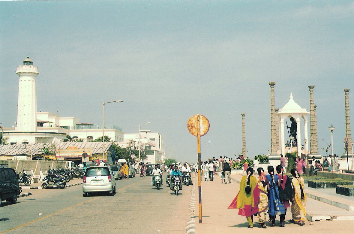 Aviad2001_Wiki_Boardwalk_of_Pondicherry,_with_Gandhi_monument.jpg - Aviad2001_Wiki_Boardwalk_of_Pondicherry,_with_Gandhi_monument.jpg - von Aviad2001 (Eigenes Werk) [GFDL (http://www.gnu.org/copyleft/fdl.html) oder CC BY-SA 4.0-3.0-2.5-2.0-1.0 (http://creativecommons.org/licenses/by-sa/4.0-3.0-2.5-2.0-1.0)], via Wikimedia Commons